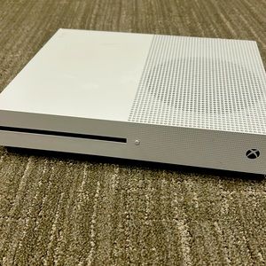 Xbox one s, fully functional, madden 22 included for free.